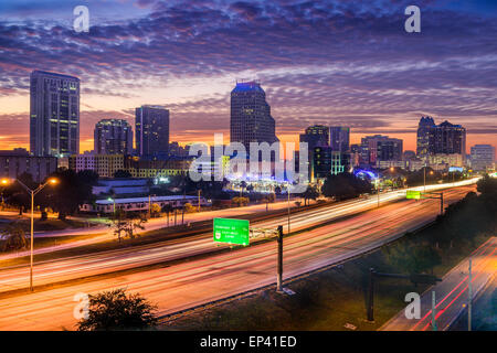 Orlando, Florida, USA Skyline über die Autobahn. Stockfoto