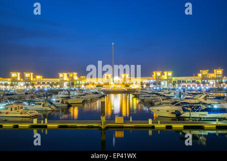 Souq Sharq Shopping Mall und Marina nachts in Kuwait-Stadt, Kuwait Stockfoto