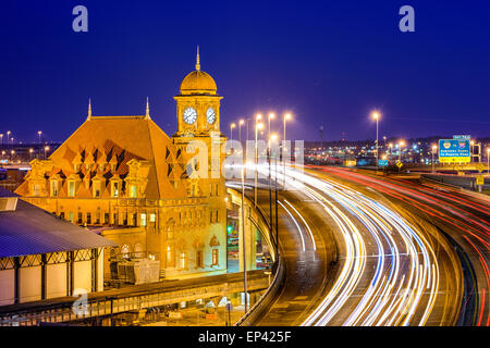 Richmond, Virginia, USA am historischen Main Street Station und Interstate 95. Stockfoto