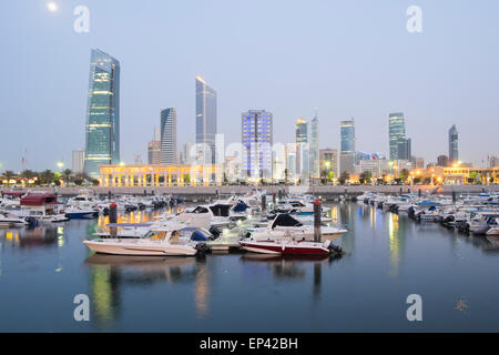 Skyline von Kuwait-Stadt von Souq Sharq Marina in Kuwait Stockfoto