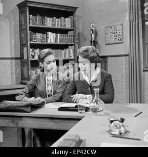 Die Abiturientin, Fernsehfilm, Deutschland 1958, Regie: Georg Marischka, Monia: Heli Finkenzeller, Ingeborg Schöner Stockfoto