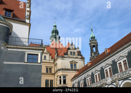 Blick auf Stallungen Innenhof (Stallhof) von Ecke des Bundeskanzleramt in Richtung George Gate und Top von Bell Tower von Dresden Cat Stockfoto