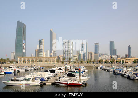 Skyline von Kuwait-Stadt von Souq Sharq Marina in Kuwait Stockfoto