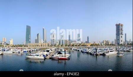 Skyline von Kuwait-Stadt von Souq Sharq Marina in Kuwait Stockfoto