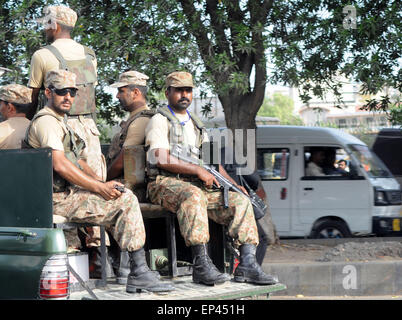 Karachi. 13. Mai 2015. Pakistanische Soldaten ankommen am Standort im südlichen Hafenstadt pakistanischen Stadt Karachi Angriff am 13. Mai 2015. Pakistans Premierminister Nawaz Sharif eilte zu dem Hafen von Karatschi späten Mittwoch Stunden nachdem Terroristen 45 Menschen der Minderheit ismailitischen schiitischen Gemeinschaft offiziell gesagt brutal getötet. Eine Gruppe von sechs bewaffneten gesprüht Kugeln wahllos in einen Bus, als Opfer an ihren Gottesdienst am Morgen unterwegs waren, teilte die Polizei. © Masroor/Xinhua/Alamy Live-Nachrichten Stockfoto