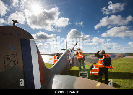 Fotograf macht Fotos von einer Supermarine Spitfire P9374 an das Imperial War Museum in Duxford, Cambridgeshire Stockfoto