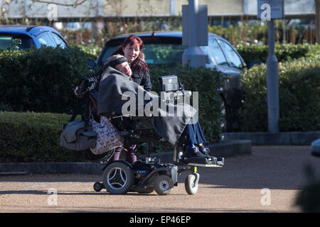 Stephen Hawking als er wieder an die Arbeit an der Universität Cambridge geleitet Stockfoto