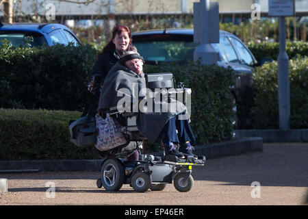 Stephen Hawking als er wieder an die Arbeit an der Universität Cambridge geleitet Stockfoto