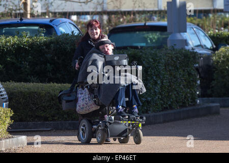 Stephen Hawking als er wieder an die Arbeit an der Universität Cambridge geleitet Stockfoto