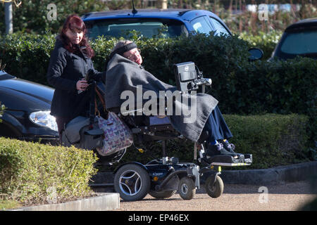 Stephen Hawking als er wieder an die Arbeit an der Universität Cambridge geleitet Stockfoto