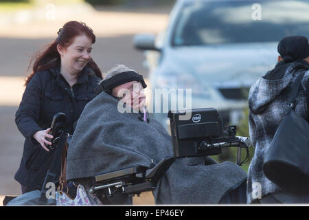 Stephen Hawking als er wieder an die Arbeit an der Universität Cambridge geleitet Stockfoto