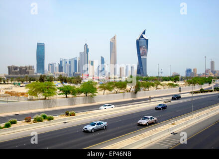 Skyline von Central Business District (CBD) und erste Ringstraße Autobahn in Kuwait-Stadt, Kuwait Stockfoto