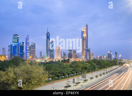 Skyline von Central Business District (CBD) und erste Ringstraße Autobahn in Kuwait-Stadt, Kuwait Stockfoto