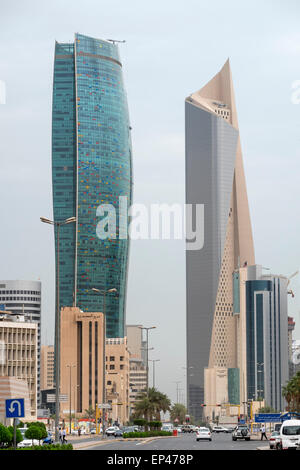 Moderne Wolkenkratzer (Kipco Turm links und Al Hamra Tower) im Central Business District CBD Kuwait-Stadt, Kuwait. Stockfoto