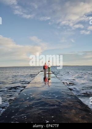 Zwei jungen mit Blick auf das Meer, Oslofjord, Tønsberg, Norwegen Stockfoto