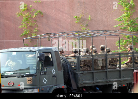 Karachi. 13. Mai 2015. Pakistanische Armeesoldaten kommen am Standort im südlichen Hafenstadt pakistanischen Stadt Karachi Angriff am 13. Mai 2015. Pakistans Premierminister Nawaz Sharif eilte zu dem Hafen von Karatschi späten Mittwoch Stunden nachdem Terroristen 45 Menschen der Minderheit ismailitischen schiitischen Gemeinschaft offiziell gesagt brutal getötet. Eine Gruppe von sechs bewaffneten gesprüht Kugeln wahllos in einen Bus, als Opfer an ihren Gottesdienst am Morgen unterwegs waren, teilte die Polizei. © Masroor/Xinhua/Alamy Live-Nachrichten Stockfoto