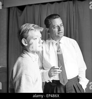 Der Sohn von Kabarettist Und Schauspieler Kurt Klopsch Mit seit Vater in Hamburg, Deutschland, 1950er Jahre. Sohn des Kabarett-Kunst Stockfoto
