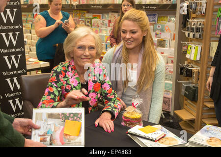 Mary Berry bei einer Signierstunde bei Waterstones in Cambridge Stockfoto