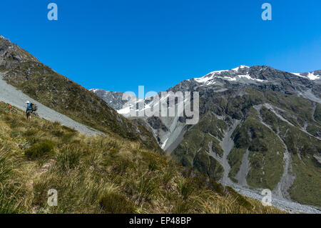 Menschen wandern über Mary Creek, Arthurs Pass Nationalpark, Neuseeland Stockfoto