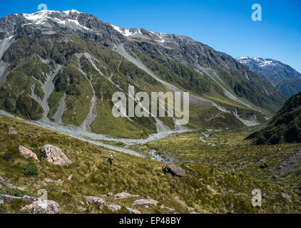 Menschen wandern hinunter ins Mary Creek Valley, Neuseeland Stockfoto