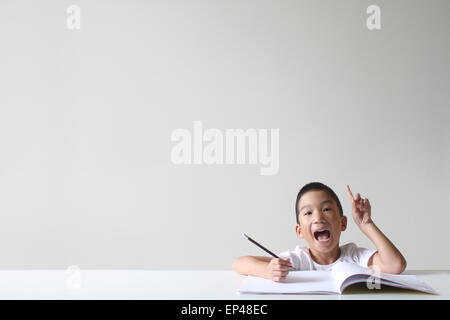 Junge mit einer Idee während des Studiums Stockfoto