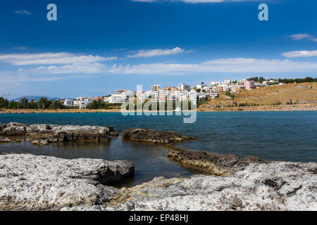 Der Stadt Chalkida, Euböa, Griechenland vor blauem Himmel.  Chalkida befindet sich auf der Insel Euböa und dem griechischen Festland verbunden ist Stockfoto