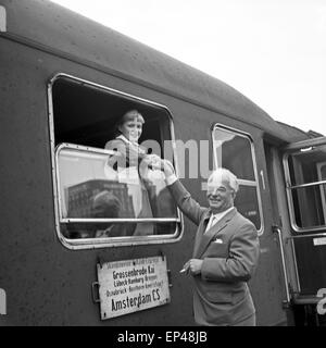 Ein Mitarbeiter der Redaktion der Fernsehlotterie 'Ein Platz ein der Sonne' Begrüßt bin Bahnhof Hamburg Ein Berliner Ferienkind, D Stockfoto