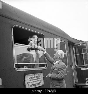 Ein Mitarbeiter der Redaktion der Fernsehlotterie 'Ein Platz ein der Sonne' Begrüßt bin Bahnhof Hamburg Ein Berliner Ferienkind, D Stockfoto