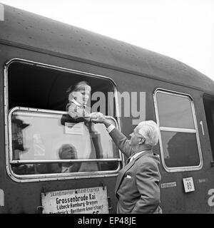 Ein Mitarbeiter der Redaktion der Fernsehlotterie 'Ein Platz ein der Sonne' Begrüßt bin Bahnhof Hamburg Ein Berliner Ferienkind, D Stockfoto