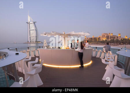 Außenbar am Pier Abend im Pierchic Restaurant im Al Qasr Hotel Dubai Vereinigte Arabische Emirate Stockfoto