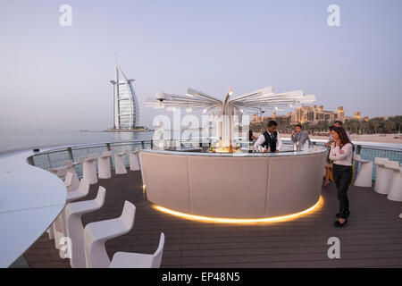 Außenbar am Pier Abend im Pierchic Restaurant im Al Qasr Hotel Dubai Vereinigte Arabische Emirate Stockfoto