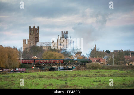 Die LNER A4 Klasse Nr. 60009 "Union of South Africa" Dampfbahn vorbei Ely Cathedral, Cambs, Stockfoto