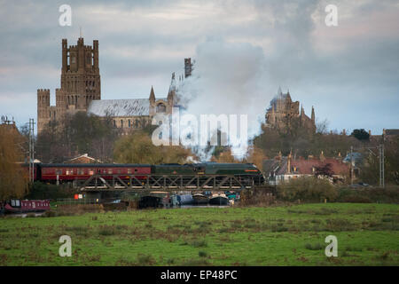 Die LNER A4 Klasse Nr. 60009 "Union of South Africa" Dampfbahn vorbei Ely Cathedral, Cambs, Stockfoto