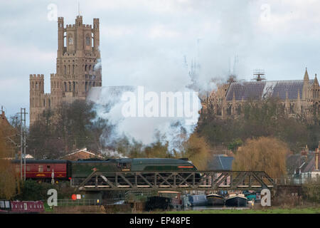Die LNER A4 Klasse Nr. 60009 "Union of South Africa" Dampfbahn vorbei Ely Cathedral, Cambs, Stockfoto