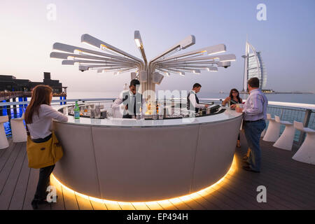 Außenbar am Pier Abend im Pierchic Restaurant im Al Qasr Hotel Dubai Vereinigte Arabische Emirate Stockfoto