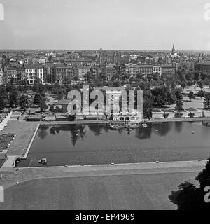 Blick Vom Philipsturm Im Park Planten un Blomen Auf Hamburg, Deutschland, 1950er Jahre. Blick vom Philipsturm Turm bei Planten un Stockfoto