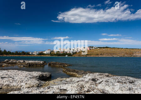 Der Stadt Chalkida, Euböa, Griechenland vor blauem Himmel.  Chalkida befindet sich auf der Insel Euböa und dem griechischen Festland verbunden ist Stockfoto