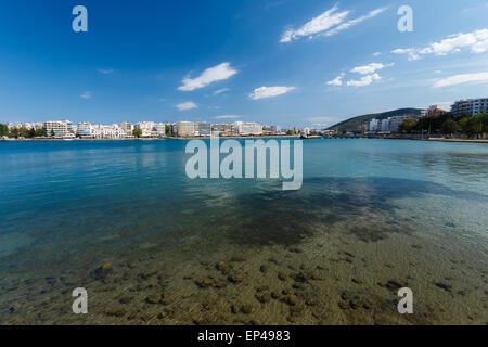 Der Stadt Chalkida, Euböa, Griechenland vor blauem Himmel.  Chalkida befindet sich auf der Insel Euböa und dem griechischen Festland verbunden ist Stockfoto