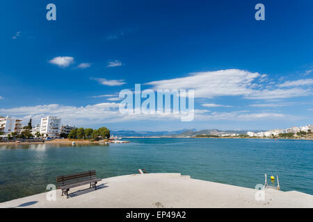 Der Stadt Chalkida, Euböa, Griechenland vor blauem Himmel.  Chalkida befindet sich auf der Insel Euböa und dem griechischen Festland verbunden ist Stockfoto