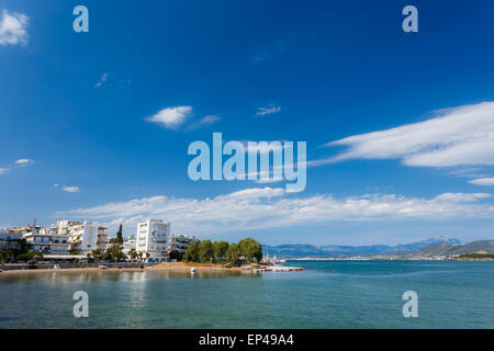 Der Stadt Chalkida, Euböa, Griechenland vor blauem Himmel.  Chalkida befindet sich auf der Insel Euböa und dem griechischen Festland verbunden ist Stockfoto