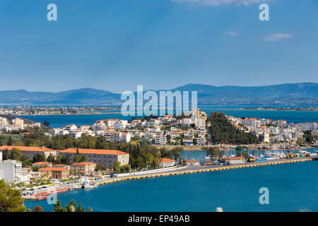 Der Stadt Chalkida, Euböa, Griechenland vor blauem Himmel.  Chalkida befindet sich auf der Insel Euböa und dem griechischen Festland verbunden ist Stockfoto