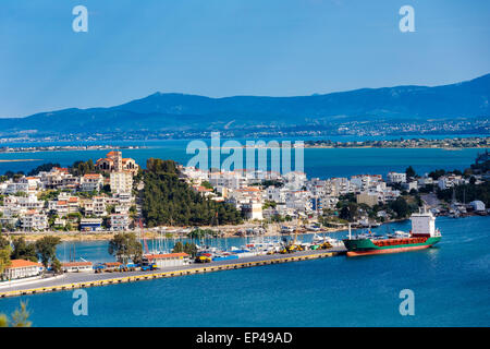 Der Stadt Chalkida, Euböa, Griechenland vor blauem Himmel.  Chalkida befindet sich auf der Insel Euböa und dem griechischen Festland verbunden ist Stockfoto