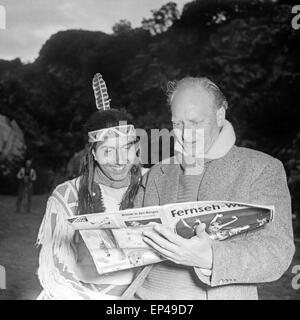 Günther Hoffmann in der Rolle des Winnetou Und der Regisseur Wulf Leisner Lesen in Einer Fernsehzeitschrift Nach der Aufführung von Stockfoto