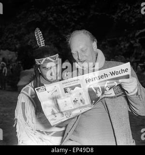 Günther Hoffmann in der Rolle des Winnetou Und der Regisseur Wulf Leisner Lesen in Einer Fernsehzeitschrift Nach der Aufführung von Stockfoto