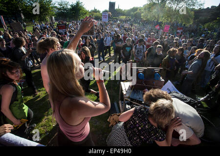 13. Mai 2015. Tausende versammeln sich in Bristol, UK, gegen die neu gewählte konservative Regierung zu protestieren. Stockfoto