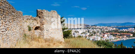 Chalkida Fotress Mauern mit der Stadt Chalkida im Hintergrund vor einem blauen Himmel auf Euböa Griechenland Stockfoto