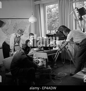 Fernsehjournalist Rüdiger Proske (am Schreibtisch, Mit Brille) Bei Einer Sendung Im Regionalfernsehen des NDR, Deutschland 1950e Stockfoto