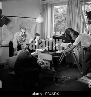 Fernsehjournalist Rüdiger Proske (am Schreibtisch, Mit Brille) Bei Einer Sendung Im Regionalfernsehen des NDR, Deutschland 1950e Stockfoto