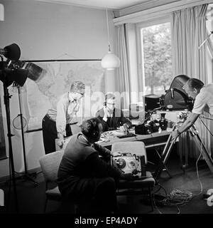 Fernsehjournalist Rüdiger Proske (am Schreibtisch, Mit Brille) Bei Einer Sendung Im Regionalfernsehen des NDR, Deutschland 1950e Stockfoto