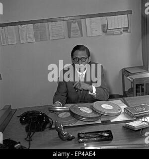 Fernsehjournalist Rüdiger Proske, 1950er Jahre Deutschland. TV-Journalist Rüdiger Proske, Deutschland der 1950er Jahre. Stockfoto